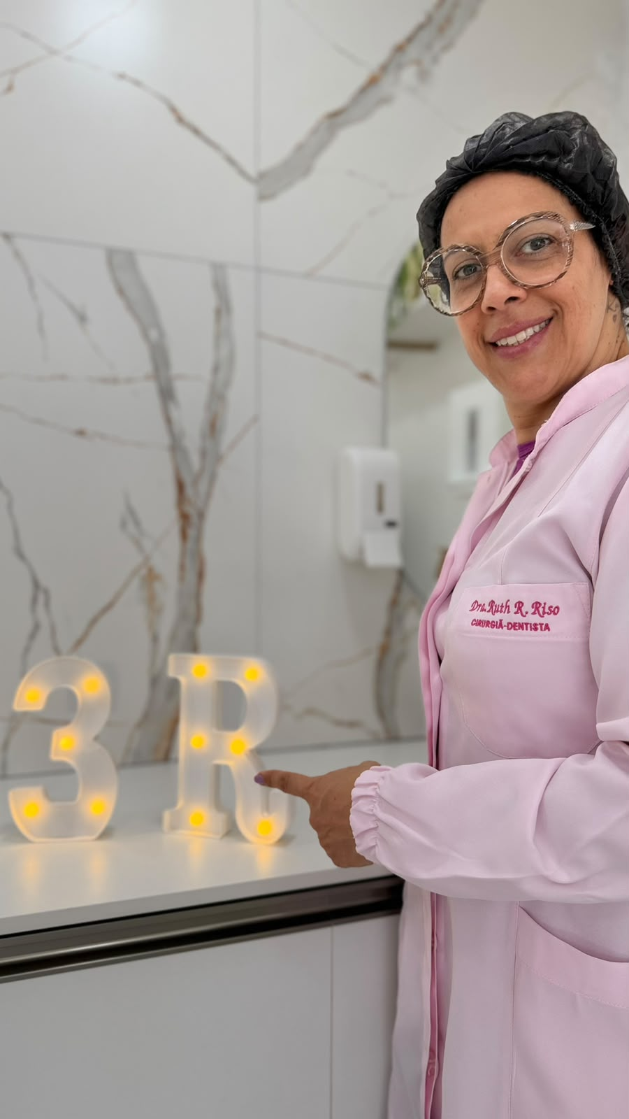 Profissional na recepção da 3R Saúde Integrada